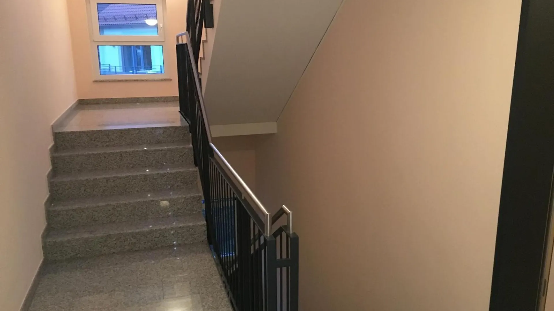 Apartment Bright 2-Bedrm 2-Bathrm, By Icm Exhibition Center, Direct Metro-Sbahn Or Drive 15 Min To City Center, Free Parking, Balcony Feldkirchen